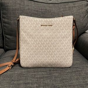 Michael Kors Jet Set Crossbody Bag in Vanilla Signature